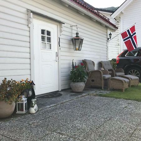 Koselig Landsbyhus I Nordfjord Nordfjordeid Buitenkant foto