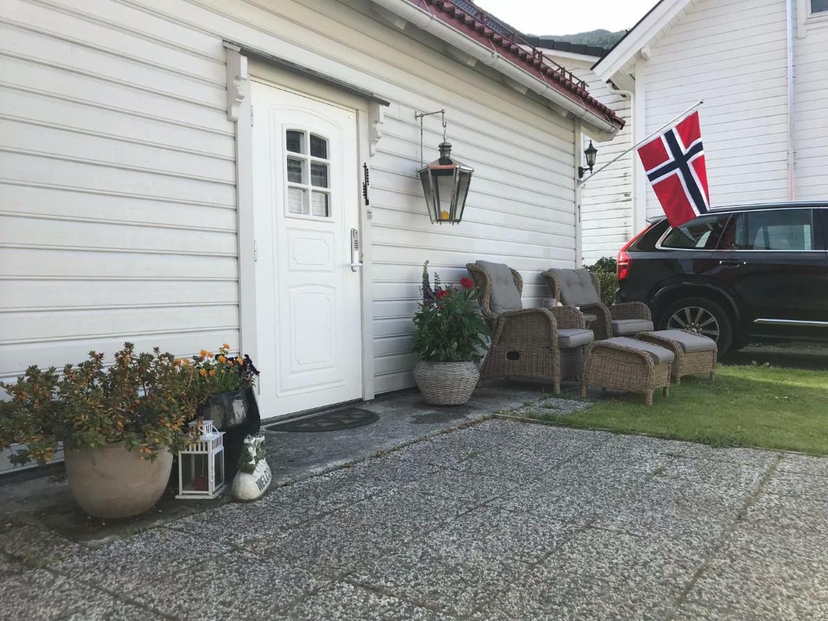 Koselig Landsbyhus I Nordfjord Nordfjordeid Buitenkant foto